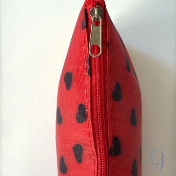 7 Travel Makeup Brushes in the Margot Case – Red with Black Hearts – New - Picture 6 of 9